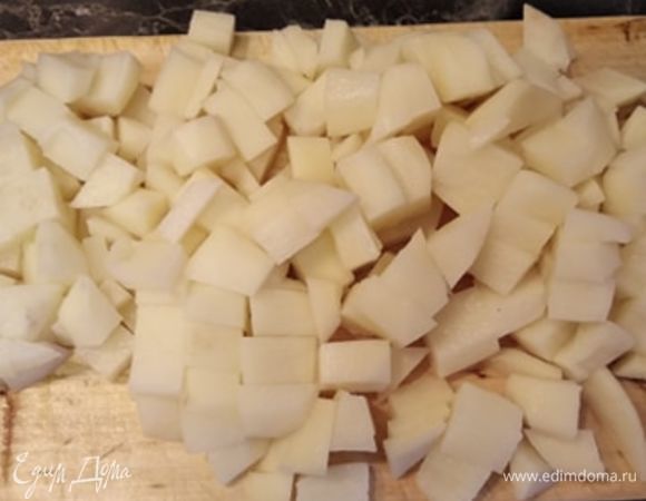 Нарезать картофель кубиком. Залить водой и поставить на огонь. После закипания варить минут 20.