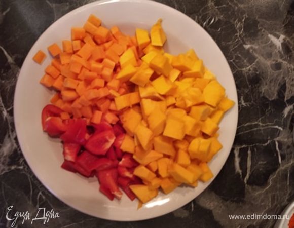 Нарезать кубиком мякоть тыквы и морковь. Болгарский перец очистить от семян и перегородок, нарезать кубиком.