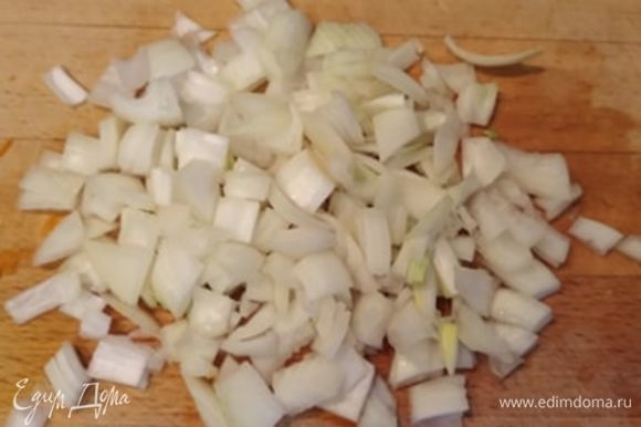 Нарезать кубиком лук и мелко порубить чеснок.