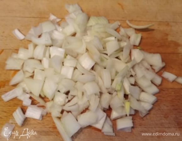 Нарезать кубиком лук и мелко порубить чеснок.