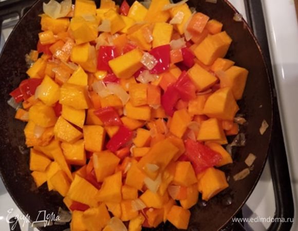 На сковороде в растительном масле обжарить лук в течение 3 минут, добавить чеснок, жарить еще 2 минуты. Выложить перец, морковь и тыкву. Обжаривать, помешивая, 5 минут. Тем временем приготовить фрикадельки. В фарш (у меня говяжий, но можно взять смешанный, куриный или из индейки) добавить лук. У меня в этот раз закончился лук и хватило только на суп, поэтому я положила уже готовый жареный финский, но можно положить репчатый сырой или обжаренный — как вам больше нравится. Посолить. Добавить специи. У меня была смесь для мяса, привезенная из Грузии. Но можно добавить хмели-сунели, уцхо-сунели или даже прованские травы. Слепить фрикадельки.