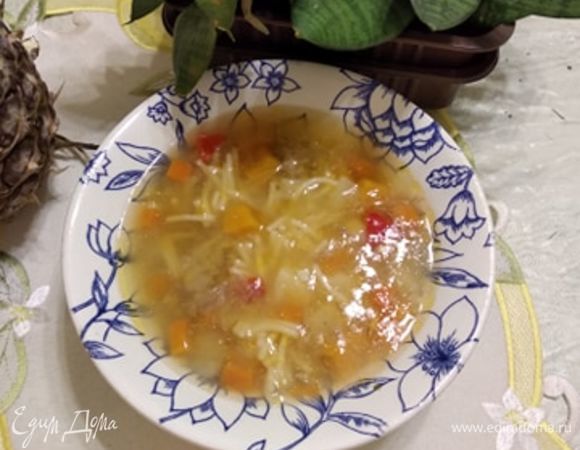 Добавить овощи к картошке, положить фрикадельки и лавровый лист. Добавить специи. У меня была смесь для супа. После закипания варить минут 7 до готовности овощей. После чего положить вермишель. Посолить. Варить еще 3 минуты. Снять с огня. Достать лавровый лист. Дать супу настояться минут 15. Подавать, посыпав зеленью. Можно заправить сметаной. Приятного аппетита!