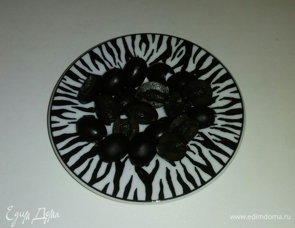 Маслины нарезаем пополам.