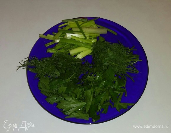 Зеленый лук, укроп, петрушку режем крупными частями.