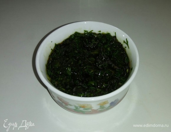 Затем выкладываем в пиалу измельченные маслины, зеленый лук, петрушку и укроп и добавляем соевый соус. Все перемешиваем. Ставим на 5 минут в холодильник. Соус готов. Приятного аппетита!