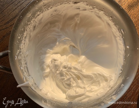 Белок — в сотейник. Взбить в легкую пену, добавить сахар и сок лимона. На водяной бане взбивать минут 5. Белок должен взбиться до плотной массы.