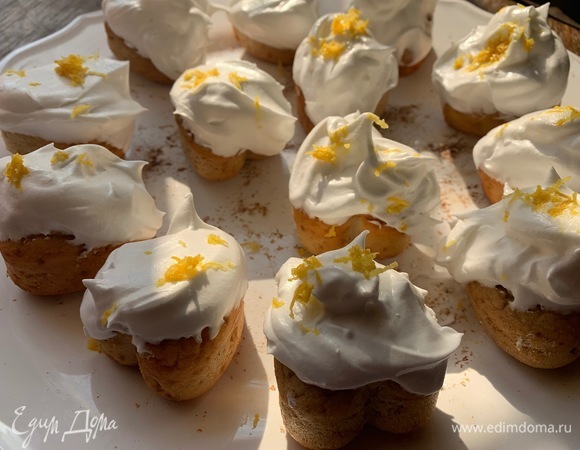 Кекс — в крем, сверху посыпать цедрой. Можно не покрывать белковым кремом, а просто смазать сверху джемом или кушать вообще без всего!