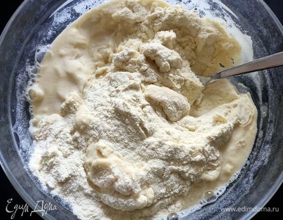 Дрожжи развести в теплой воде. Добавить соль и семолину, перемешать.