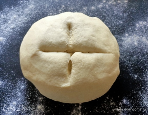 Добавить оливковое масло. Замесить мягкое эластичное тесто. Накрыть пищевой пленкой, поставить в теплое место на 2–3 часа.