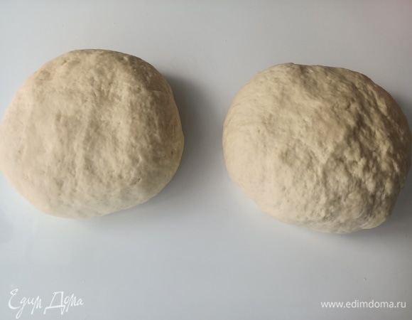 Разделить тесто на 2 части, раскатать и использовать.