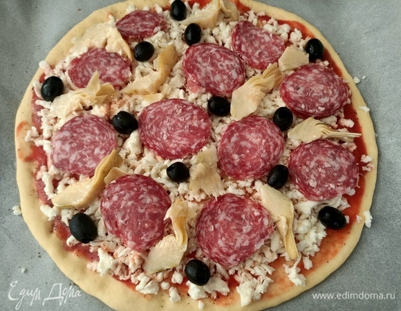 Начинка может быть любой. Вот первая пицца.