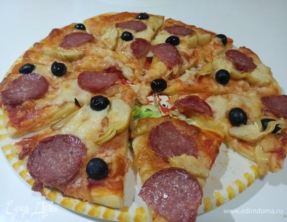 Томатная паста, приправа для пиццы, моцарелла, салями, оливки и маринованные артишоки.