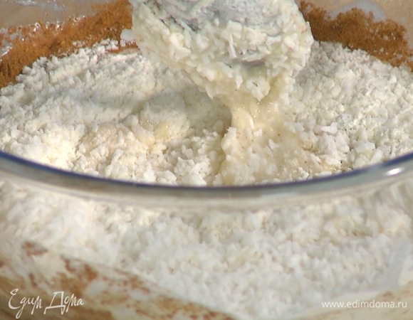 Добавить корицу и разрыхлитель, влить рисовое молоко, сироп агавы и 100 мл воды, все перемешать, затем всыпать муку, кокосовую стружку и вымешать тесто.