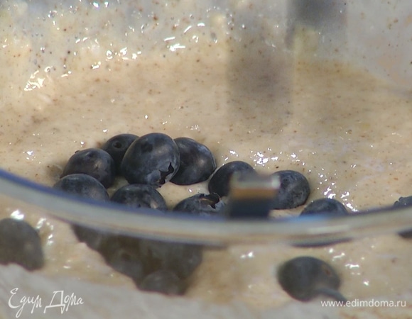 Выложить в тесто половину голубики, все перемешать.