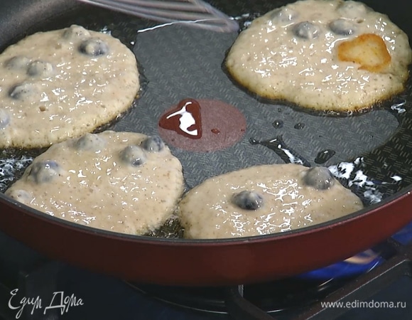 Тяжелую сковороду разогреть на сильном огне, влить масло и пожарить небольшие блинчики.