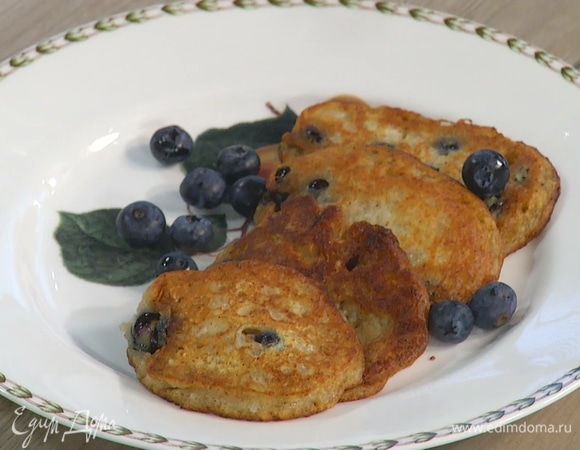 Готовые блинчики украсить оставшимися ягодами.