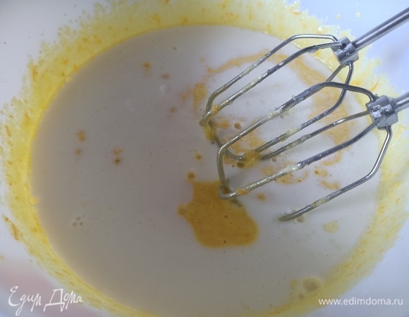 Продолжая взбивать, добавить сахар, подсолнечное масло и молоко.