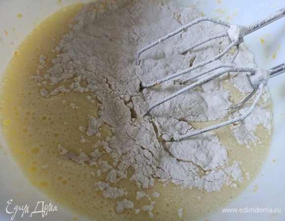 Постепенно добавить муку. Взбить.