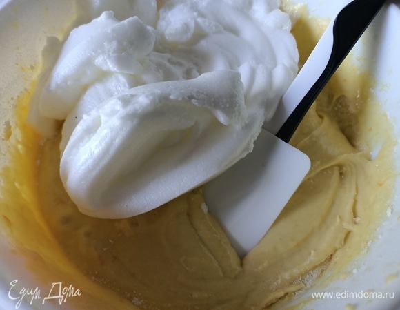 Далее добавить взбитый белок. Очень аккуратно перемешать деревянной или силиконовой лопаткой.
