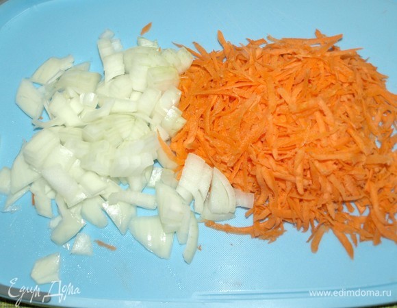 Большую луковицу очистить и нарезать. Морковь очистить и натереть на крупной терке.