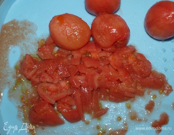Помидоры обдать кипятком, снять кожицу и мелко нарезать. Сохранить сок.