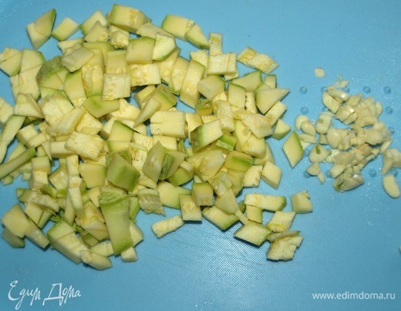 Кабачки нарезать кубиком, чеснок очистить и мелко порубить.
