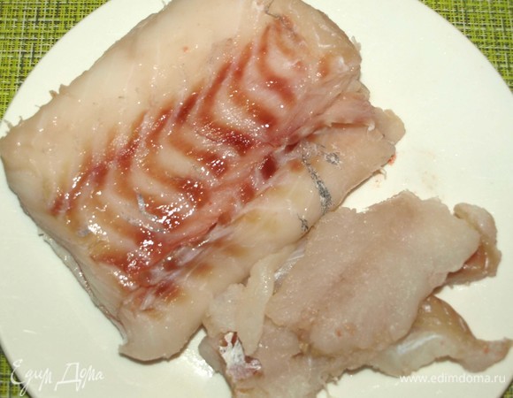 Треску промыть, обсушить бумажными полотенцами. Если необходимо, удалить кости. Нарезать на куски.