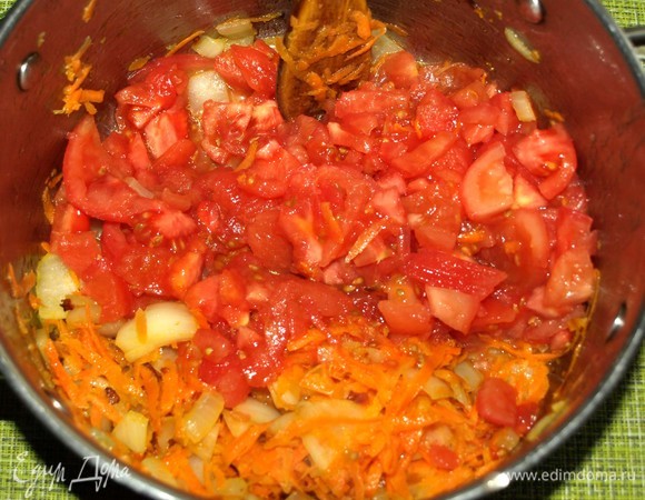 В удобной кастрюле или глубоком сотейнике разогреть растительное масло. Добавить лук и морковь. Готовим до прозрачности лука и мягкости моркови. Добавляем нарезанные помидоры и сохраненный сок. Готовим 5 минут.