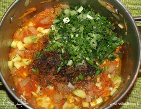 Добавляем через 10 минут измельченную зелень (зеленый лук, петрушку и укроп). Столовую ложку зелени отложить. Добавляем соль и молотый черный перец. Соль и перец лучше добавлять по вкусу. Перемешиваем и томим 1 минуту.