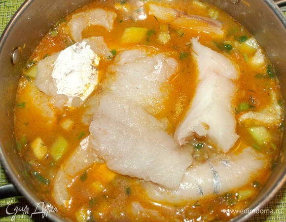 Добавляем в овощи воду и доводим до кипения. Кладем подготовленное филе трески. Закрываем крышкой и варим 10 минут. За пару минут до снятия супа с огня, добавить лавровый лист.