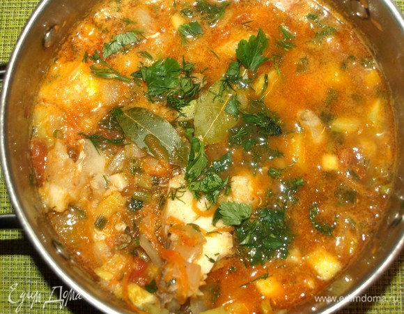 Готовый суп снимаем с огня и добавляем зелень, которую откладывали. Закрываем кастрюлю крышкой и даем постоять 10 минут.