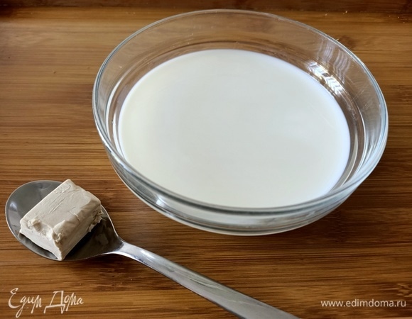 Дрожжи развести в теплом молоке.