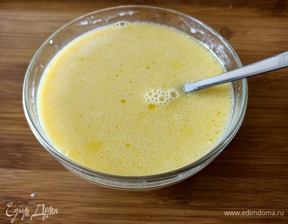 Добавить сахар, оливковое масло и яйцо, перемешать.