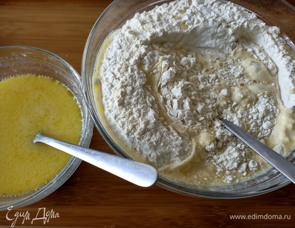 В муку добавить соль. Соединить жидкие и сухие ингредиенты.
