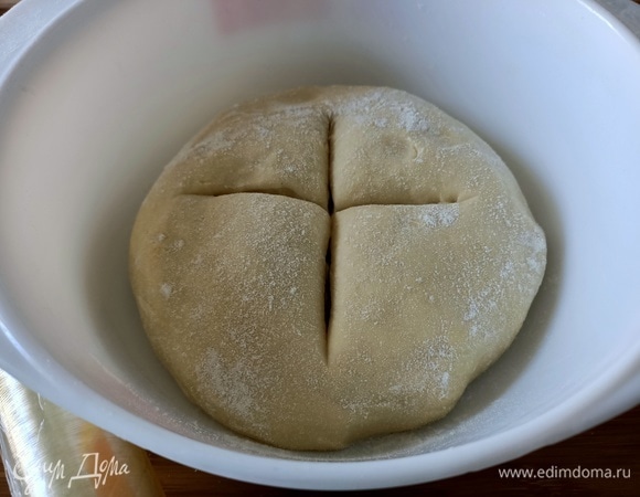 Замесить гладкое эластичное тесто. Переложить в глубокую миску, накрыть пищевой пленкой.