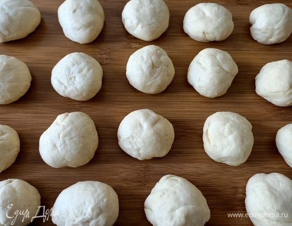 Тесто разделить на 20 равных частей (по 45–47 г каждая).