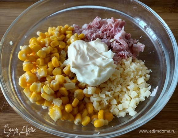 Далее готовим начинку для пирога. Она может быть разнообразной — все, что вам нравится. У меня — кукуруза, сыр, ветчина и немного майонеза.