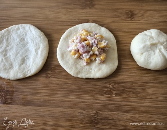 Кусочек теста раскатать, в середину выложить начинку, защипнуть края.