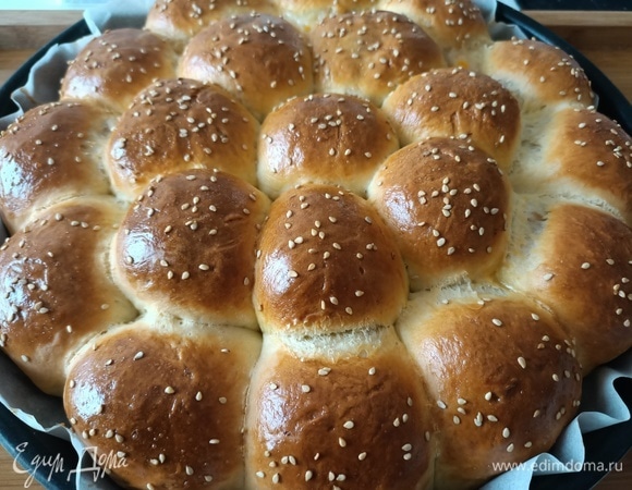 Верх смазать яйцом, посыпать кунжутом или маком. Выпекать при 180°C в течение 35–40 минут.