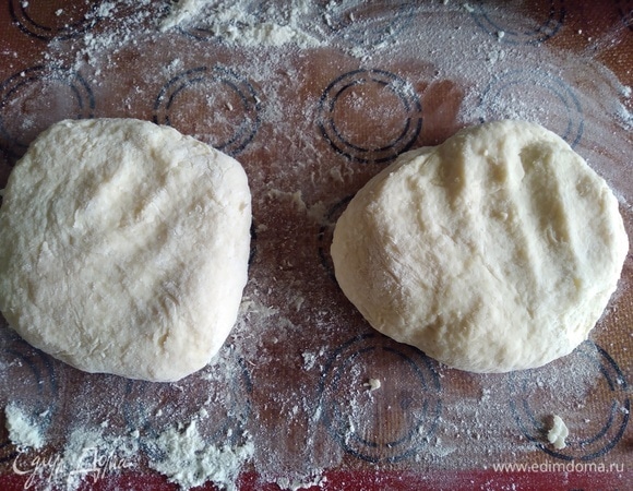 Всыпать муку в картофель, замесить тесто. Возможно, вам понадобится больше или меньше муки, в зависимости от густоты вашего пюре. Припылить доску мукой и немного подмесить тесто, разделить на 2 части.