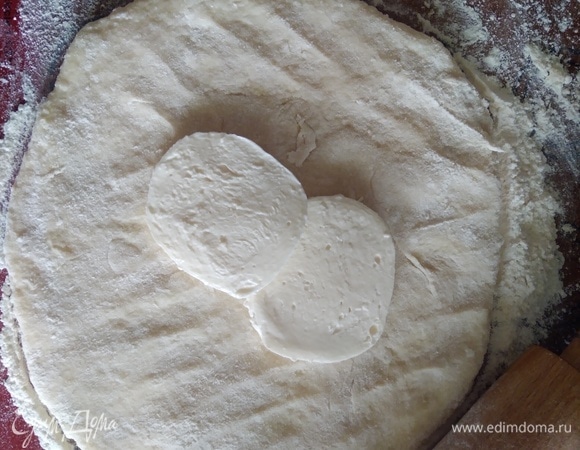 Моцареллу нарезать пластинками. Каждую часть теста раскатать в лепешку, не сильно тонко. Положить сыр, завернуть и защипнуть края.