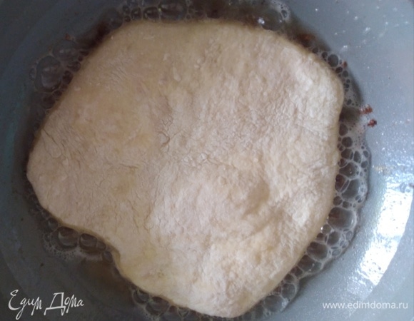 Жарить на разогретом масле по 3–4 минуты с обеих сторон.