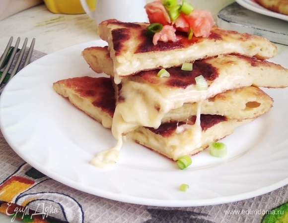 Подавать горячими с красной рыбкой и зеленью.