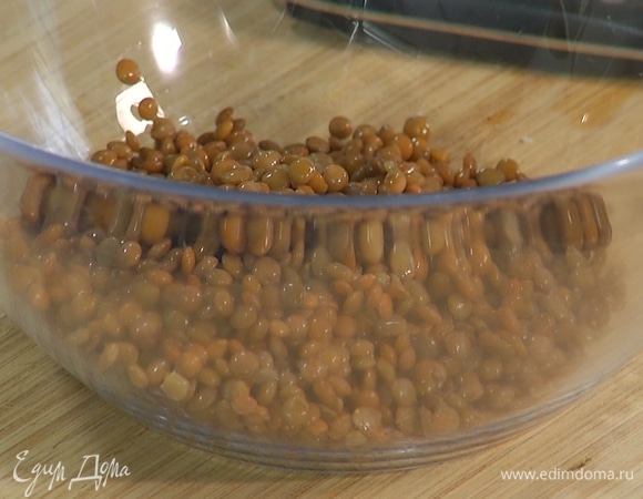 Чечевицу отварить согласно инструкции на упаковке.