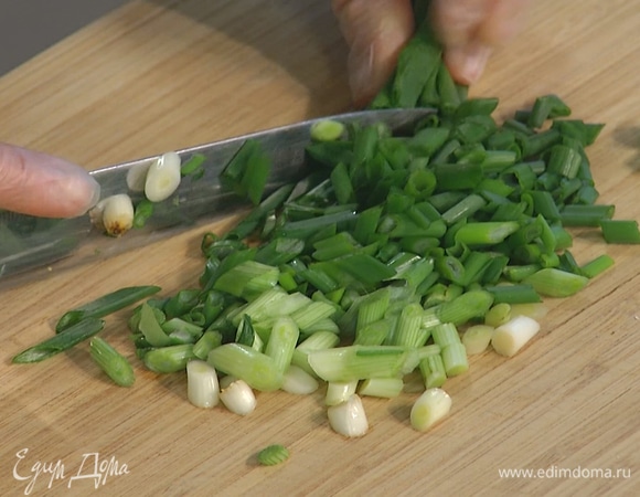 Зеленый лук мелко нарезать наискосок.