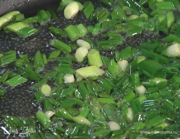 Разогреть в сковороде оливковое масло и обжарить лук.