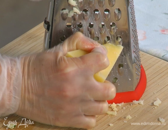 Моцареллу и чеддер натереть на крупной терке.