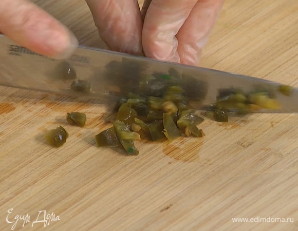 Халапеньо мелко нарезать.