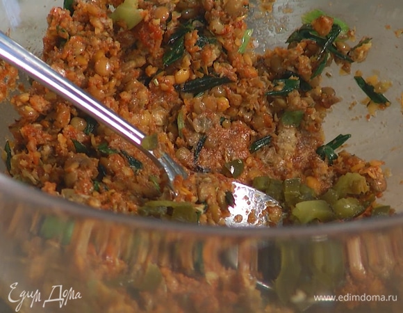 Отваренную чечевицу слегка измельчить блендером, добавить томатную пасту, табаско, орегано и тмин, все перемешать, затем добавить обжаренный зеленый лук и халапеньо, все посолить и еще раз перемешать.