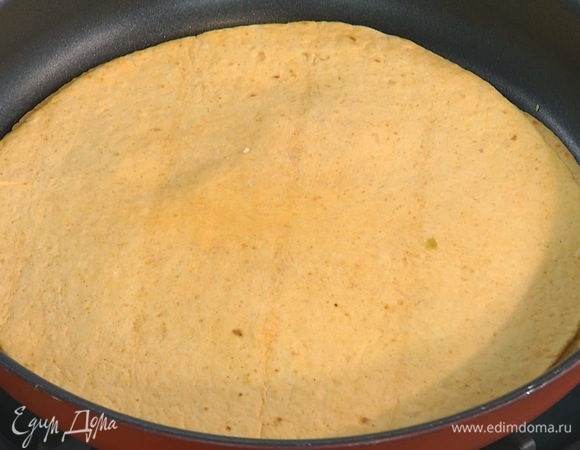 Каждую кесадилью слегка прогреть на сухой сковороде, затем отправить в духовку под гриль на 3–4 минуты. Перед подачей разрезать на части.